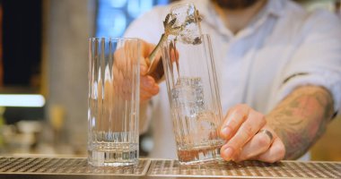 Barda çalışan erkek barmen.