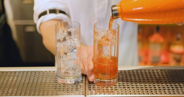 Barda çalışan erkek barmen.