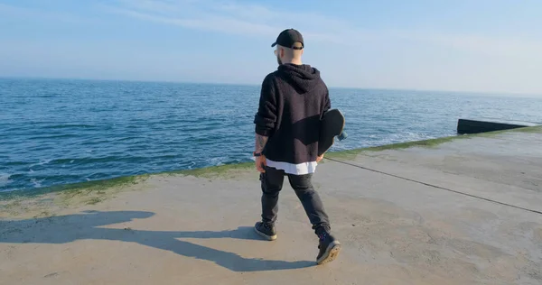 Jonge Man Met Skateboard Ontspannen Buurt Van Zee — Stockfoto