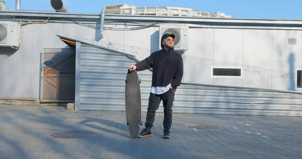 Jovem Passeio Masculino Skate Longboard Nas Ruas — Fotografia de Stock