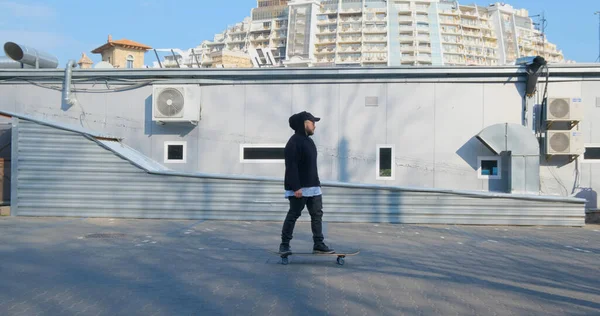 Jeune Homme Sur Longboard Skate Dans Les Rues — Photo