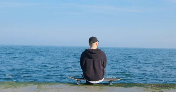 Jeune Homme Avec Planche Roulettes Relaxant Près Mer — Photo