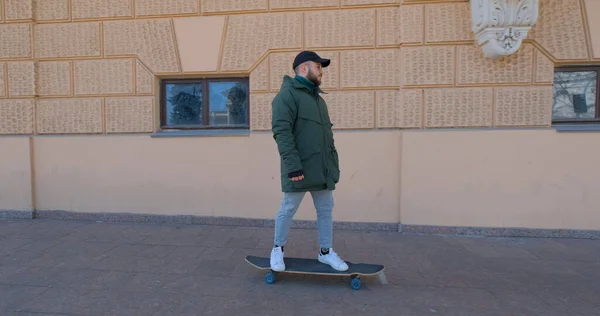 Junge Männer Fahren Mit Longboard Skate Auf Der Straße — Stockfoto