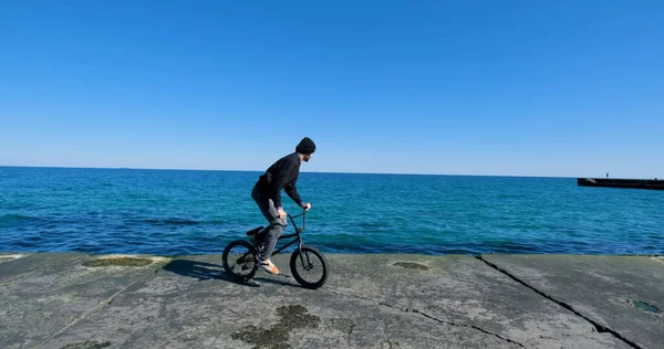 Joven Macho Con Paseo Bicicleta Bmx Cerca Del Mar — Foto de Stock