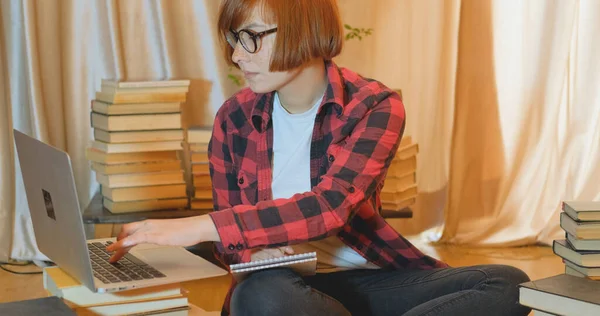 Jonge Vrouw Student Thuis Studeren Met Veel Boeken Laptop — Stockfoto