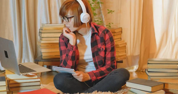 Jeune Étudiante Étudiant Maison Avec Nombreux Livres Ordinateur Portable — Photo