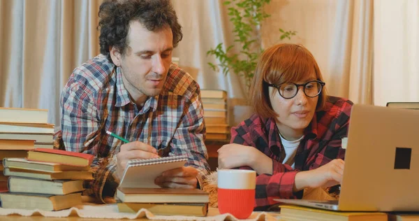 Jeune Couple Étudier Maison Avec Nombreux Livres Ordinateur — Photo