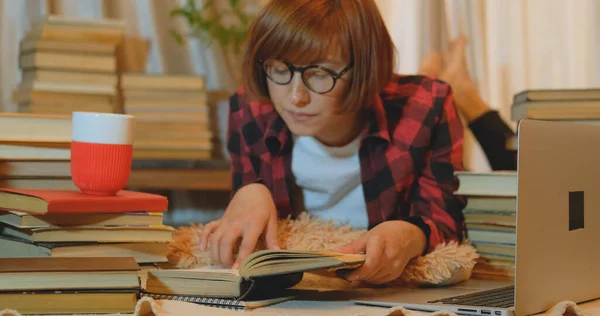 Estudiante Joven Que Estudia Casa Con Muchos Libros Portátil — Foto de Stock