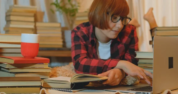 Молодая Женщина Студентка Учится Дома Большим Количеством Книг Ноутбуков — стоковое фото