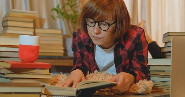 Ung Kvinna Student Studerar Hemma Med Många Böcker Och Bärbar — Stockfoto