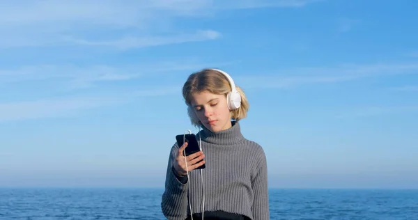 Joven Mujer Guapa Escuchar Música Con Auriculares Aire Libre Playa — Foto de Stock
