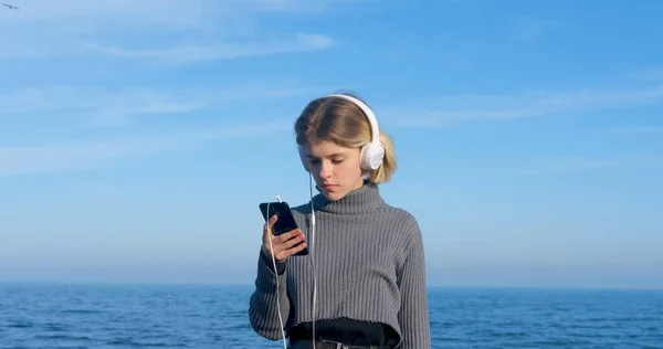 Joven Mujer Guapa Escuchar Música Con Auriculares Aire Libre Playa — Foto de Stock