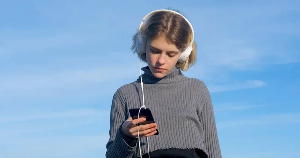 Joven Mujer Guapa Escuchar Música Con Auriculares Aire Libre Playa — Foto de Stock