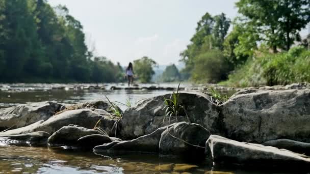 Flicka som går på floden — Stockvideo