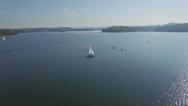 Aéreo de barcos solitários no lago — Vídeo de Stock