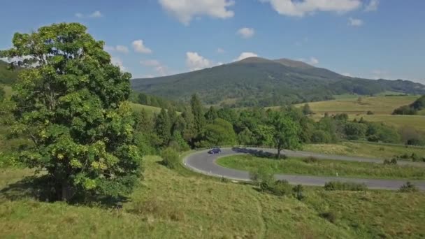 पहाड़ों में सुंदर सड़क — स्टॉक वीडियो