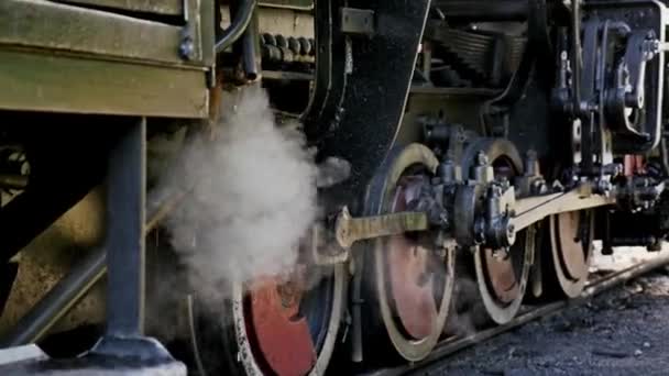 Antiguo primer plano de locomotora — Vídeo de stock