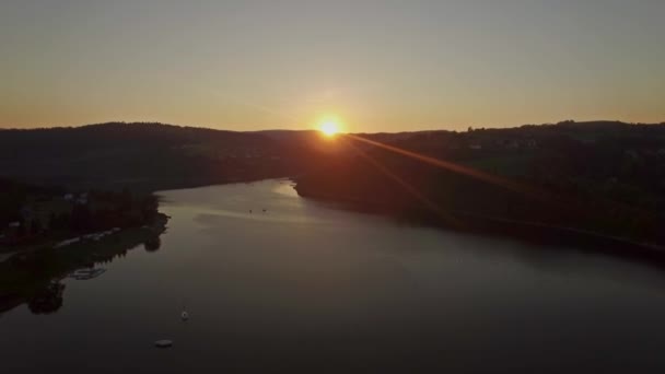 Atardecer aéreo sobre un lago — Vídeo de stock