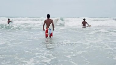 Sörfçü Endonezya plaj kıyısında