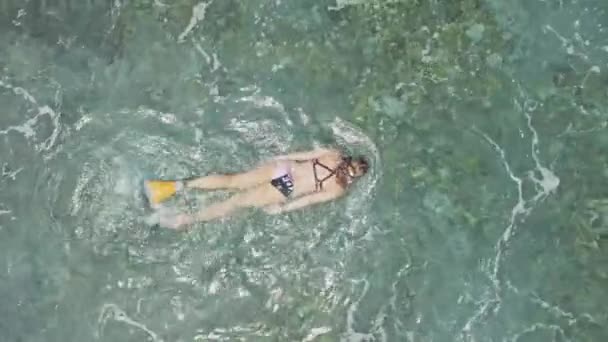 Girl snorkeling in water on Bali — Stock Video