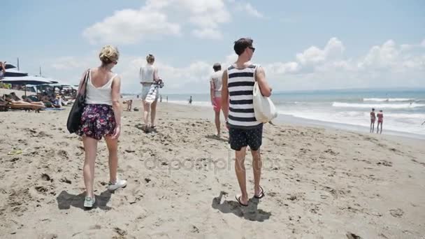 Tropisch strand met mensen op Bali — Stockvideo