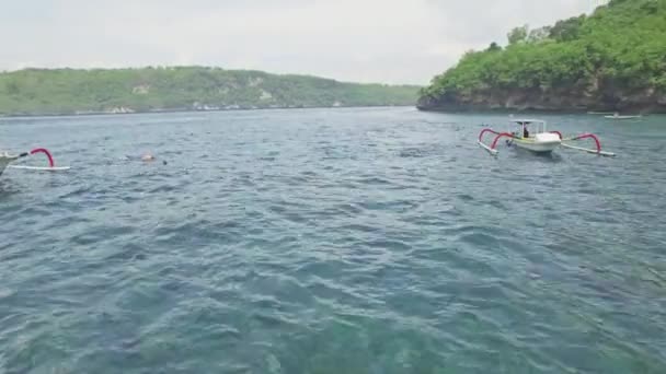Prachtige baai met ondiep water in Indonesië — Stockvideo