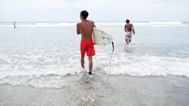 Surfare på stranden kusten i Indonesien — Stockvideo