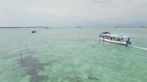 Красивая гавань с мелководьем в Индонезии — стоковое видео