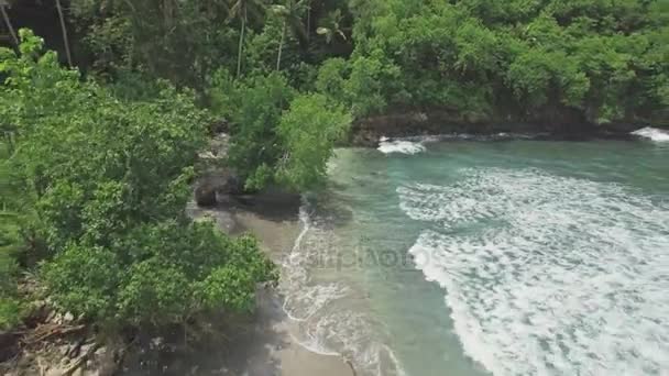Όμορφη παραλία με ρηχά νερά στην Ινδονησία — Αρχείο Βίντεο