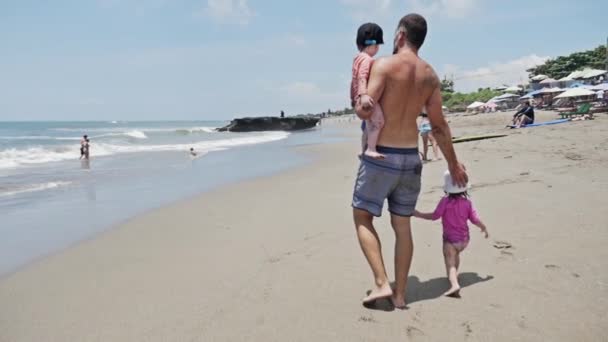 Tropischer Strand mit Menschen auf Bali — Stockvideo