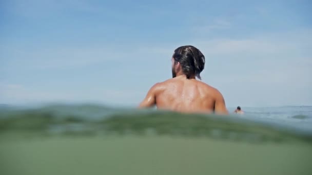 Guy surfeando en las olas — Vídeo de stock
