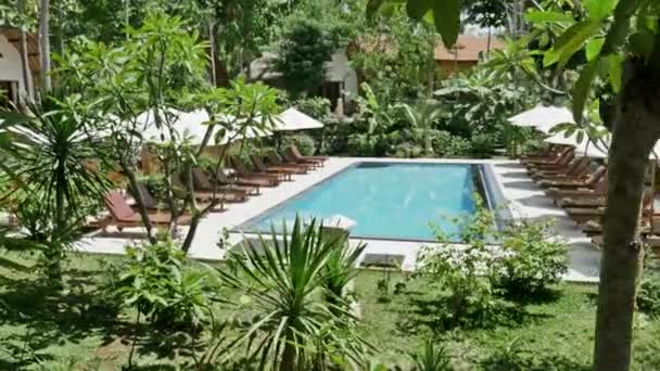 Piscine dans une belle station balnéaire en Indonésie 