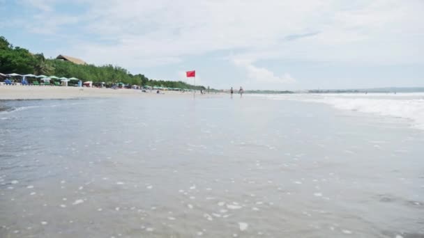 Sillas de playa y sombrillas en Bali — Vídeos de Stock