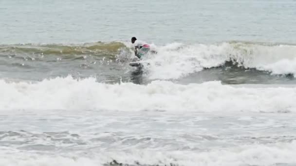 冲浪者在印尼的海洋水 — 图库视频影像