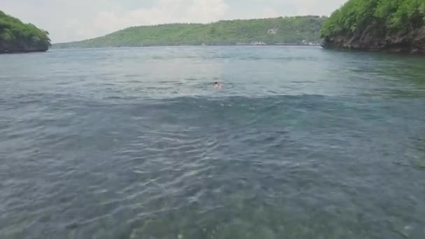 Chica snorkel en el agua en Bali — Vídeos de Stock