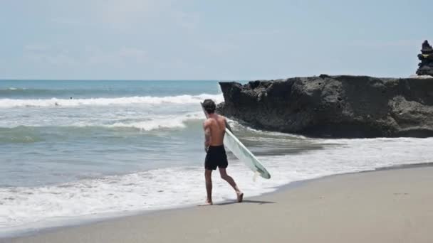 Surfer an der Strandküste in Indonesien — Stockvideo