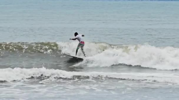 Surfisti nell'acqua dell'oceano in Indonesia — Video Stock