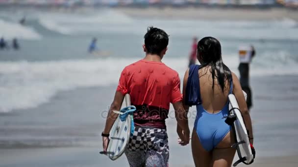 Surfe casal andando na praia — Vídeo de Stock