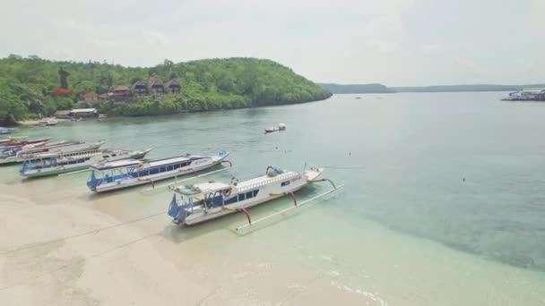 Beau port avec des eaux peu profondes en Indonésie — Video