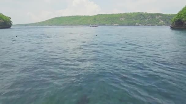 Hermosa bahía con aguas poco profundas en Indonesia — Vídeos de Stock