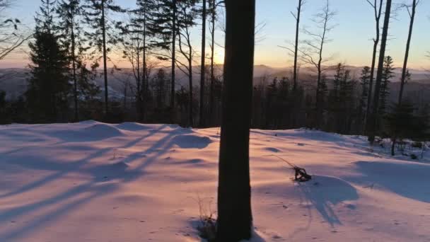 Paesaggio invernale durante un tramonto in montagna — Video Stock