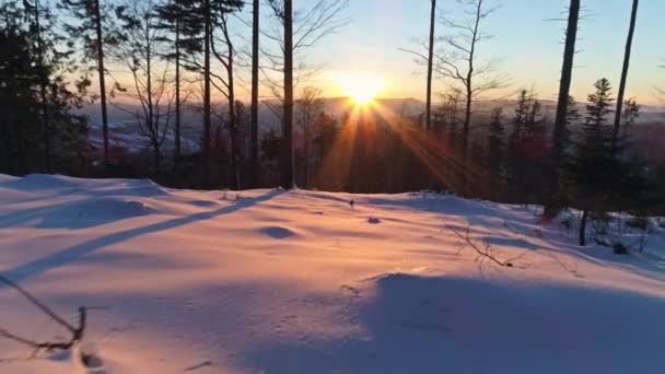 Paysage hivernal lors d'un coucher de soleil dans les montagnes — Video