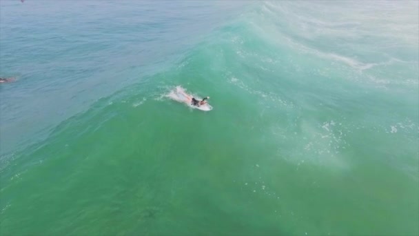 Gadis surfing gelombang bagus di Bali — Stok Video