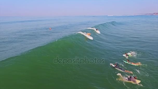 Κορίτσια σέρφινγκ ένα ωραίο κύματα στο Μπαλί — Αρχείο Βίντεο