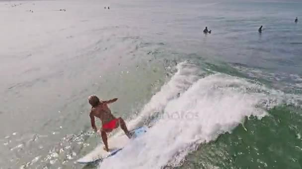 Ragazze che surfano un bel onde su Bali — Video Stock