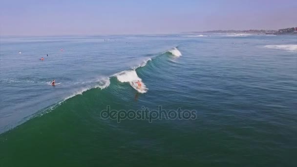 Κορίτσια σέρφινγκ ένα ωραίο κύματα στο Μπαλί — Αρχείο Βίντεο