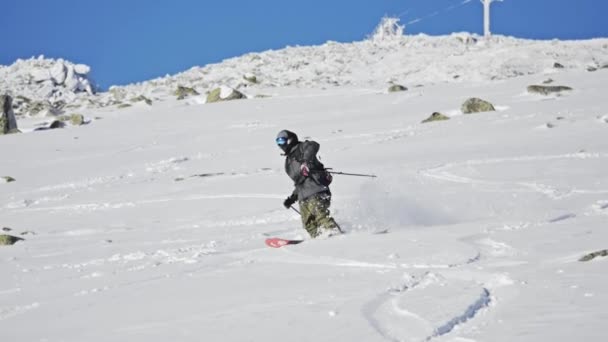 Esquiador montando la montaña — Vídeos de Stock