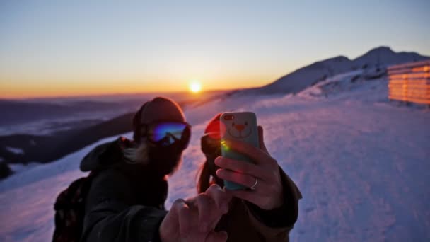 Pareja haciendo selfie en invierno montañas — Vídeos de Stock