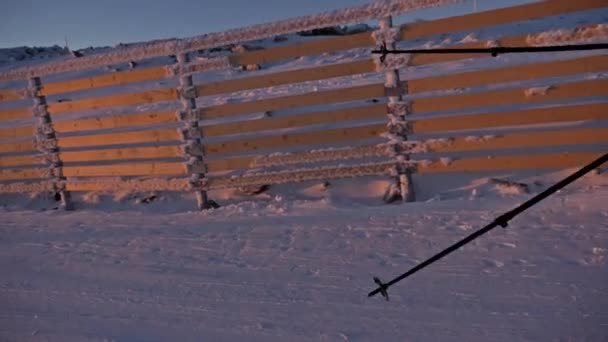 Катание на лыжах на склоне во время заката — стоковое видео