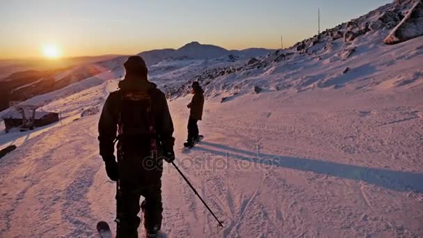 滑雪和滑雪板骑边坡 — 图库视频影像